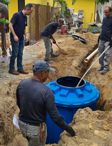 Equipe técnica Germinare de engenharia ambiental instalando infraestrutura de saneamento rural para tratamento eficiente de efluentes domésticos.