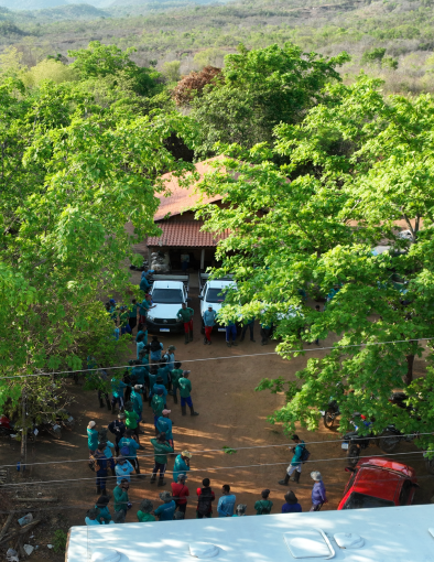 Logística operacional da Germinare em campo, integrando transporte de equipes e suprimentos para execução de projetos de restauração florestal em territórios remotos.